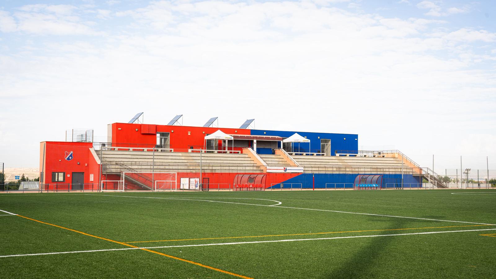 Graderío del Campo Municipal de Mejorada del Campo en rojo y azul